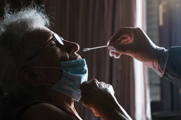 Covid Tes Hidung Swab Dilakukan Pada Wanita Tua Rumah Pensiun — Stok Foto