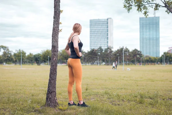 Forma Muscolosa Donna Bionda Piedi Nel Parco — Foto Stock