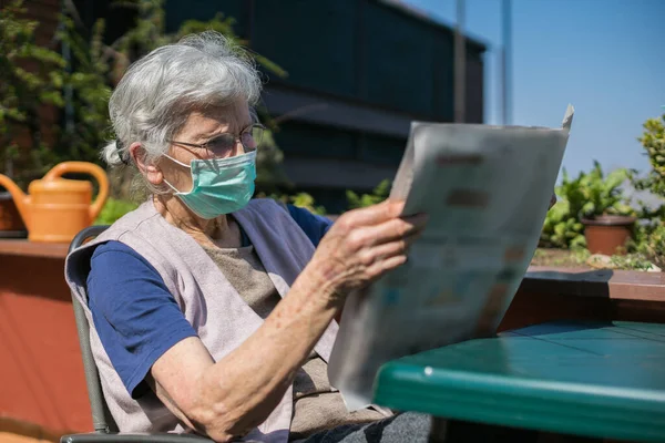 Femme Âgée Lisant Journal Pendant Quarantaine Pour Épidémie Coronavirus — Photo