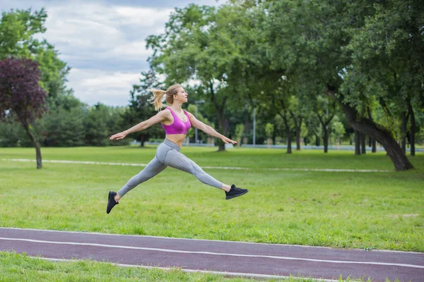 Ajuste Joven Mujer Entrenamiento Aire Libre — Foto de Stock