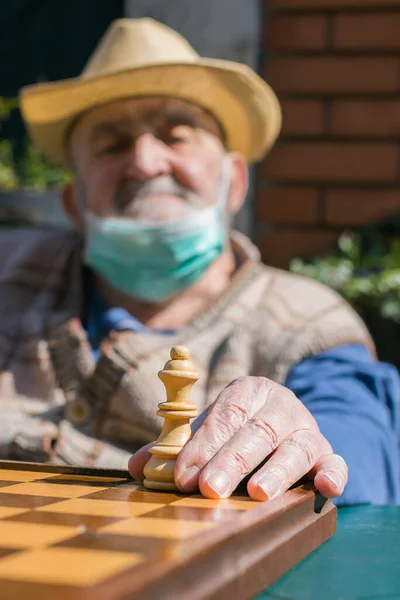 Anciano Jugando Ajedrez Terraza Durante Cuarentena Epidémica Coronavirus — Foto de Stock