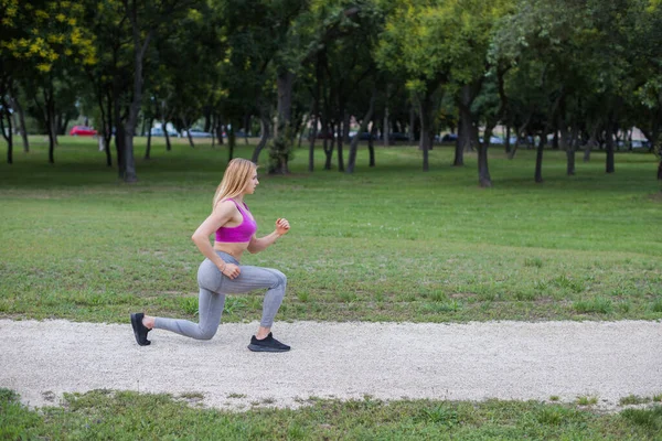 Jeune Femme Forme Faisant Exercice Dans Parc — Photo