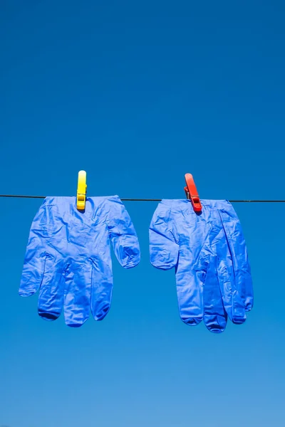 Blaue Schutzhandschuhe Nach Dem Waschen Und Desinfizieren Sonnenlicht Getrocknet — Stockfoto