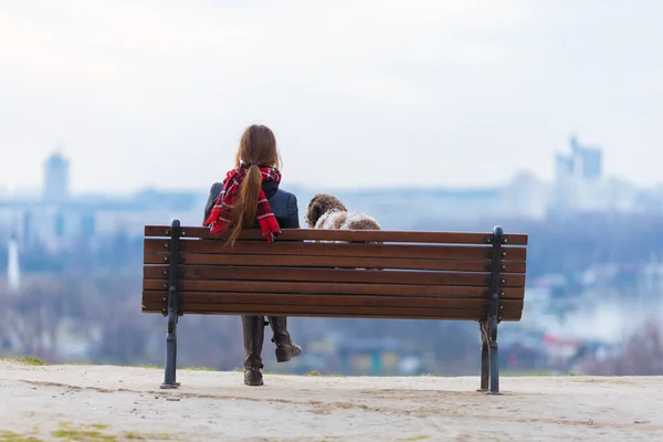 Vue Derrière Une Femme Son Chien Assis Sur Banc — Photo