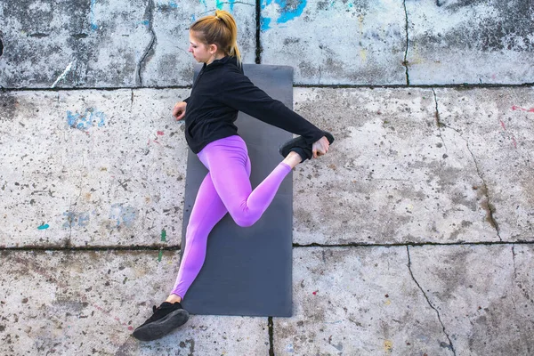 Flexibel Jong Vrouw Stretching Buiten — Stockfoto