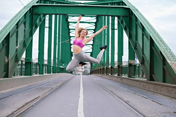 Mujer Joven Saltando Alto Puente — Foto de Stock