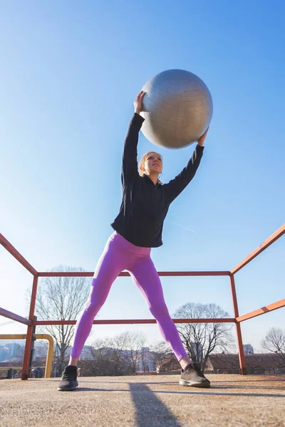 Mujer Joven Forma Haciendo Ejercicios Pilates Aire Libre — Foto de Stock
