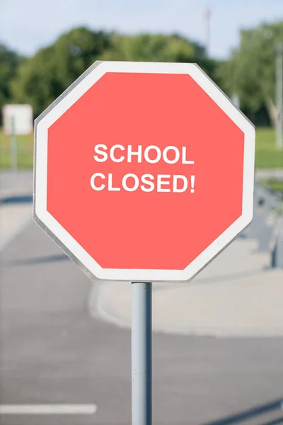 Σχολείο Κλειστό Εμφανίζεται Υπαίθρια Πινακίδα — Φωτογραφία Αρχείου