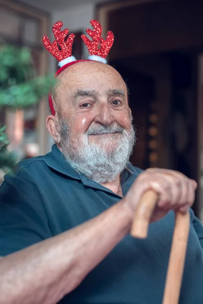 Grappige Oude Man Met Rendieren Oren Met Een Wandelstok — Stockfoto