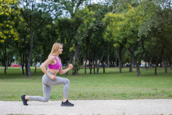 Jeune Femme Forme Faisant Exercice Dans Parc — Photo