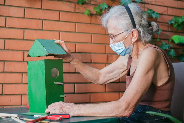 Anciana Con Mascarilla Haciendo Una Pajarera — Foto de Stock