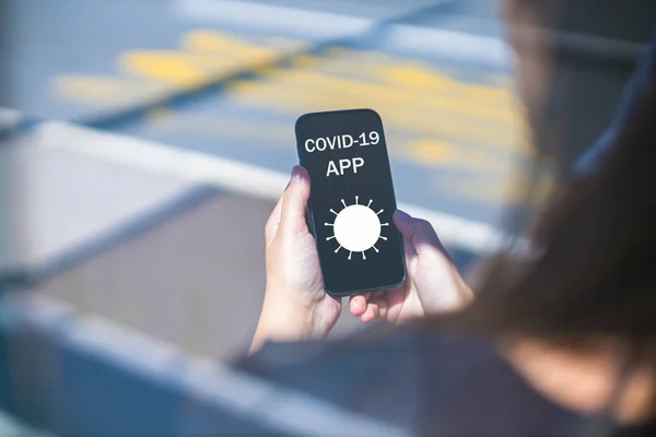 スマートフォンの屋外でCovid 19アプリケーションを使用して — ストック写真