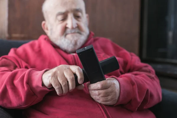 Äldre Man Förväxlas Med Fjärrkontroller — Stockfoto