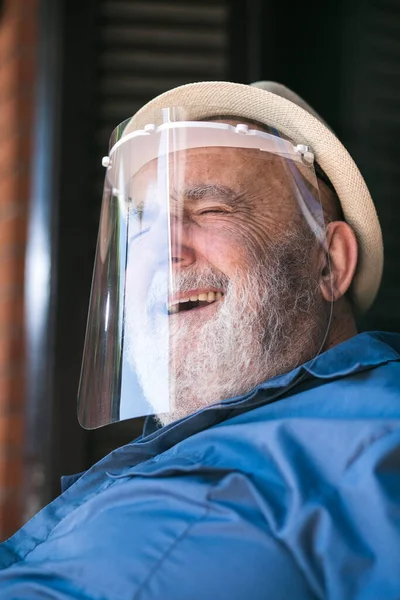 Älterer Mann Lächelt Unter Schützendem Visier — Stockfoto