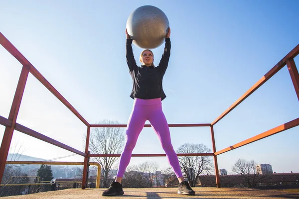 Mujer Joven Forma Haciendo Ejercicios Pilates Aire Libre — Foto de Stock