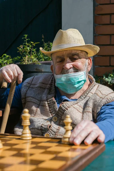 Äldre Man Spelar Schack Coronavirus Epidemi Karantän — Stockfoto