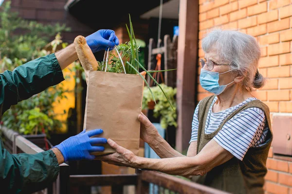 Boodschappenbezorging Aan Oudere Vrouw Tijdens Pandemie — Stockfoto