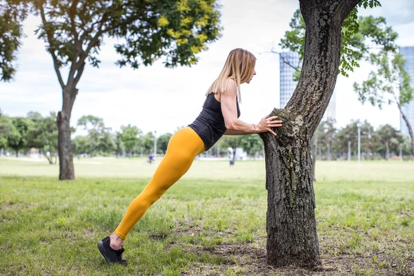 Mujer Joven Haciendo Flexiones Pie Parque — Foto de Stock