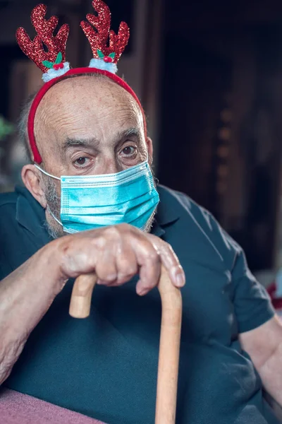 Orang Tua Dengan Telinga Rusa Dan Masker Wajah Memegang Tongkat — Stok Foto