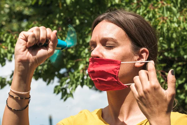 Wanita Muda Pendinginan Bawah Dengan Tangan Memegang Ventilator Sambil Mengenakan — Stok Foto