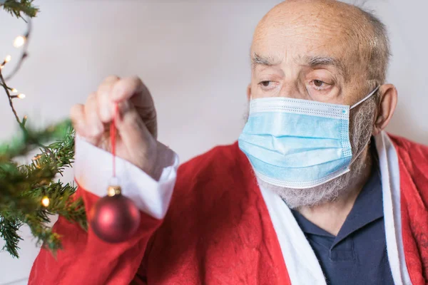 Elderly Man Santa Claus Suit Wearing Face Mask Putting Ornaments — Stock Photo, Image
