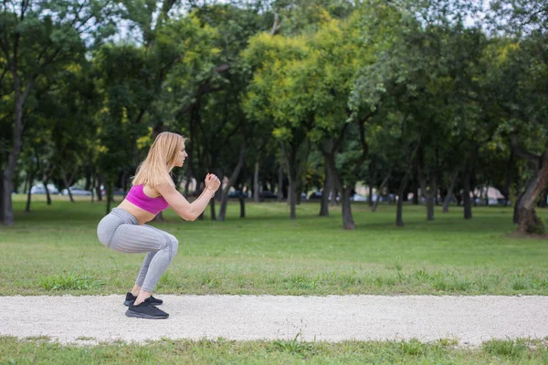 여자가 공원에서 웅크리고 — 스톡 사진