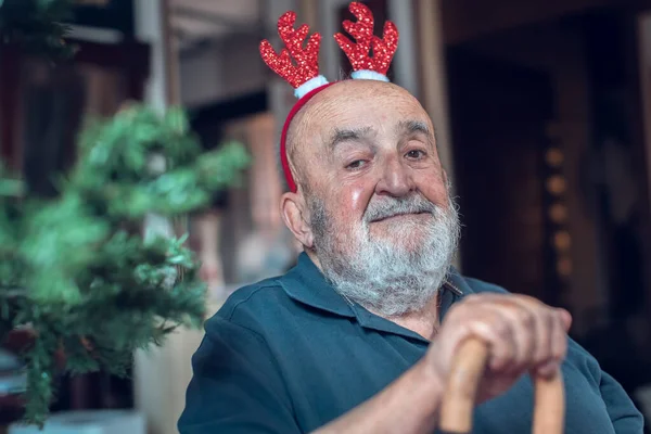 Älterer Mann Mit Rentierohren Hält Einen Spazierstock Der Hand — Stockfoto