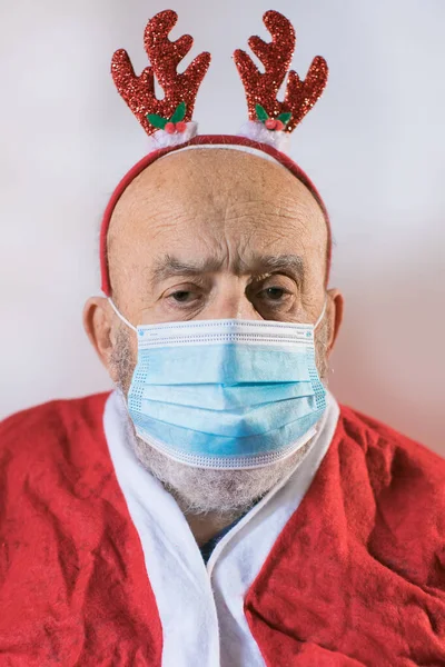 Oudere Man Kerstman Pak Met Een Gezichtsmasker Rendieren Oren — Stockfoto