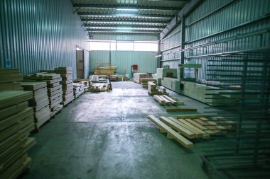 Ahşap işleme fabrikası ürünleri büyük depoda depolanır
