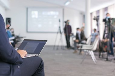 Seminer tartışmasında dizüstü bilgisayar kullanan adam