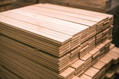 Ahşap işleme fabrikasında ahşap döşeme tahtaları var.