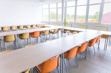 Geniş pencereli boş personel kantini
