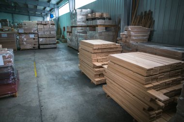 Ahşap işleme fabrikası ürünleri büyük depoda depolanır