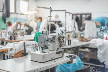 Terzi atölyesindeki dikiş makinesini kapat