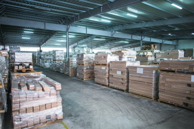 Ahşap işleme fabrikası ürünleri büyük depoda depolanır