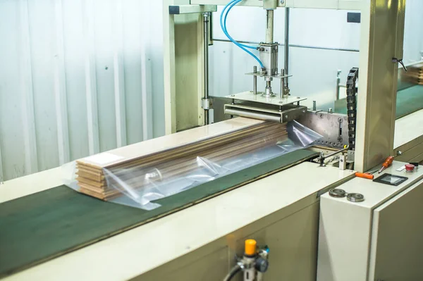 Hardwood Flooring Planks Being Packed Wood Production Factory — Stock Photo, Image
