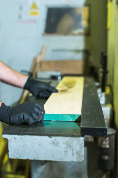 Närbild Arbetstagare Som Arbetar Fabrik För Träproduktion — Stockfoto