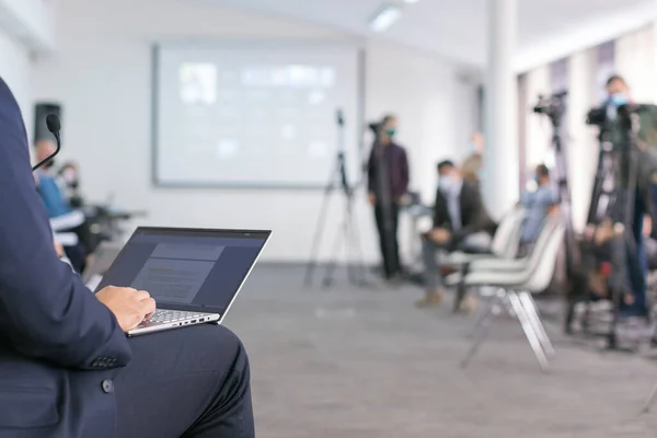 Uomo Che Utilizza Computer Portatile Sulla Discussione Seminario — Foto Stock