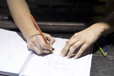 Deftere yazan kadının ayrıntıları