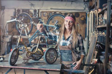 Bir atölyede çalışan genç bir kadın.