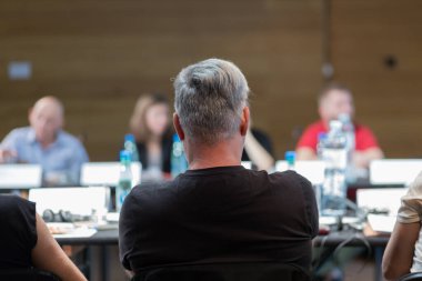 Bir seminer katılımcısının arkasından görüş