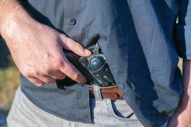 Silah sahtesiyle düello hazırlığı.