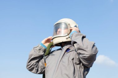 Savaş pilotu uçuşa hazırlanıyor.