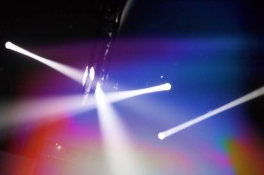 Boş bir sahneyi aydınlatan birçok ışık