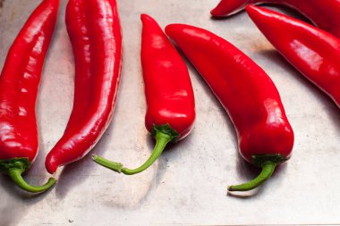 Kırmızı biberler beyaz üzerine izole edilmiş.