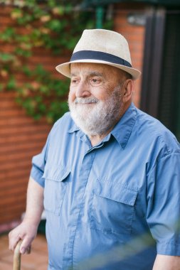 Yaşlı adam yürüyüşe çıktı.