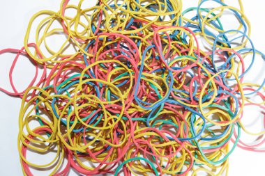 Bir yığın renkli lastik bant.