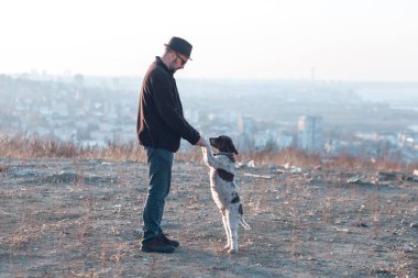 Adam sevimli köpeğine sevgi ve şefkat gösteriyor.