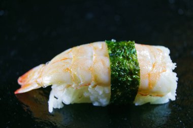 Siyah arka planda suşi