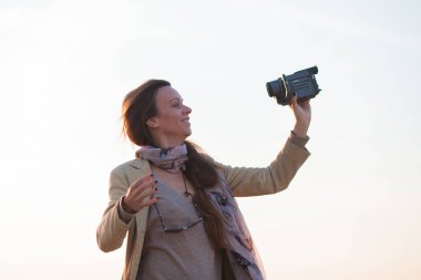 Genç kadın video blogcusu videosunu açık havada kaydediyor.